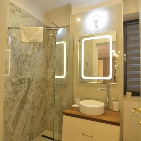 Luxury Apartment *